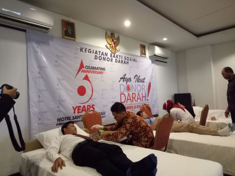 HUT ke-6, Hotel Santika Gelar Baksos