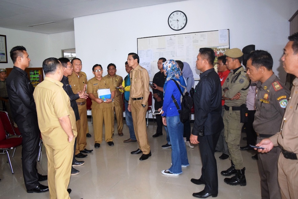 Temui Bupati, Warga Tolak Mantan Kades