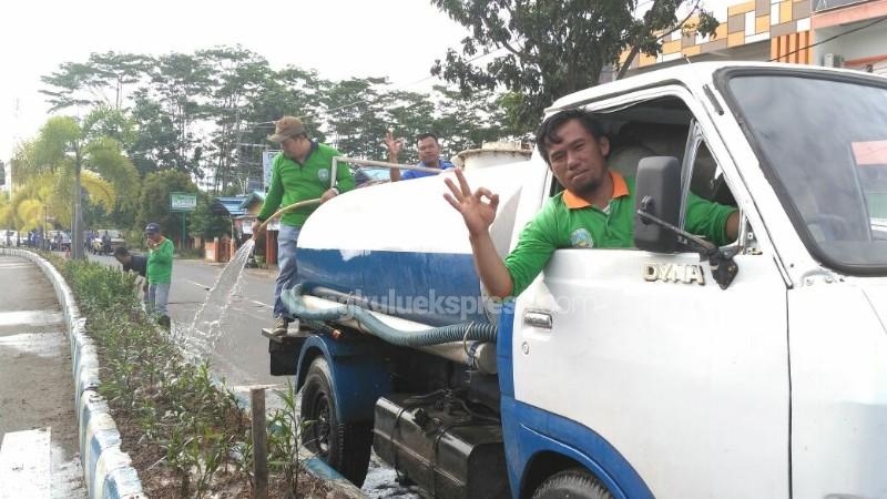 Percantik Kota, DLH Turunkan Puluhan Petugas Penata Taman