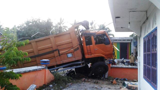 2 Kios dan Pagar Masjid Hancur