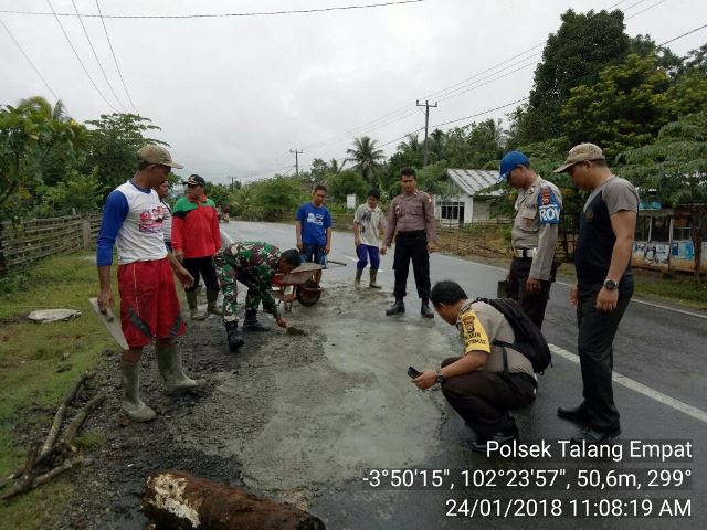 Polisi Tambal Jalan Nasional