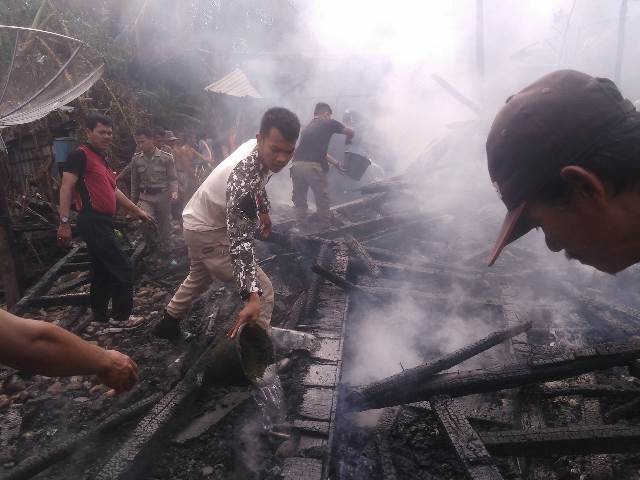 Dua Rumah Terbakar