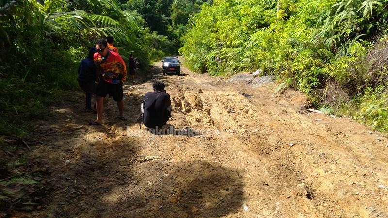 Jalan Provinsi Penuh Lumpur, Kades Sebelat Minta Perhatian