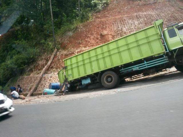 Fuso BTL Terperosok