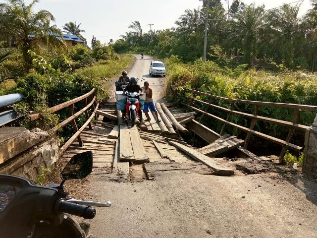 Jembatan Desa Surian  Bungkal Ambruk