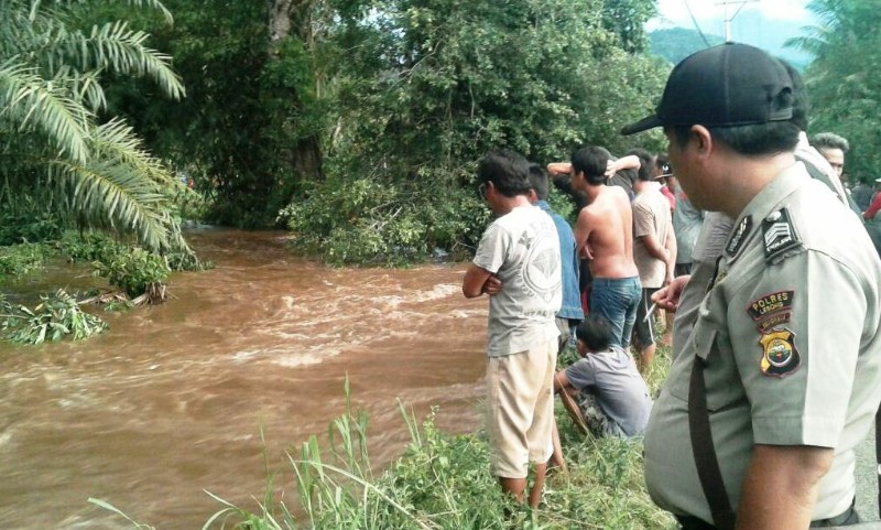 Terseret Sungai, 1 meninggal, 2 Selamat