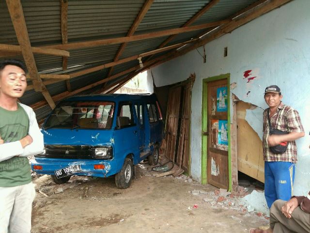 Innova Hantam Dua Rumah