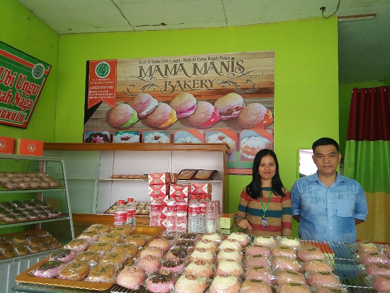 Yuk Cicipi, Roti Ubi Ungu dan Buah Naga  di Mama Manis Bakery