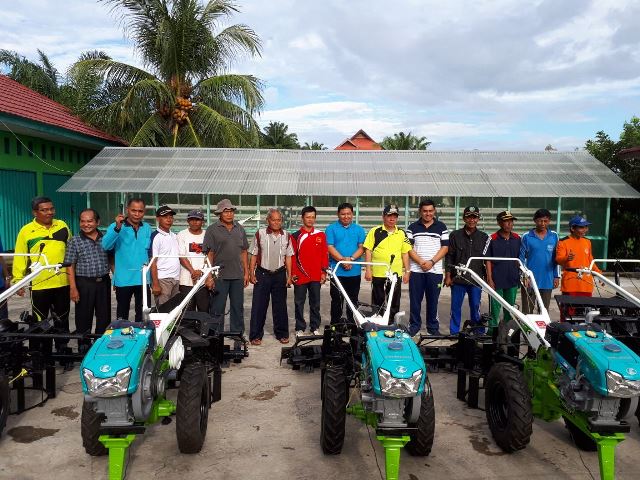 Penjabat Walikota Bengkulu Serahkan Bantuan 9 Handtractor ke Poktan