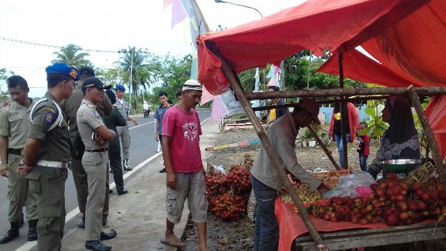 Satpol PP Razia Pedagang Liar Di Jalan Danau