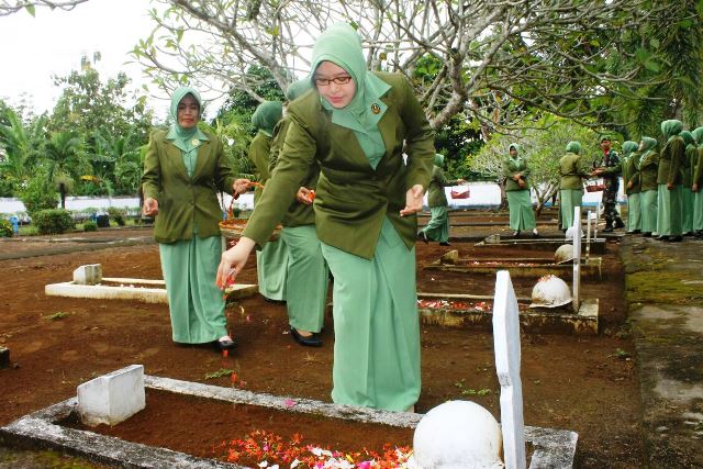 Kenang Jasa Pahlawan, Kodim 0423/BU Kunjungi TMP Ratu Samban