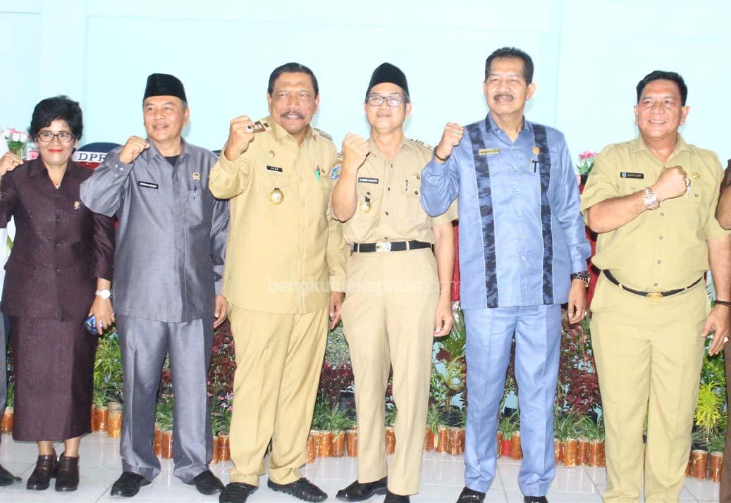 Minta Perbaiki Jalan dan Jembatan