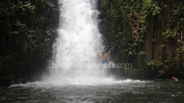 Hambatan Pembangunan Jalan Menuju Air Terjun Batu Betiang