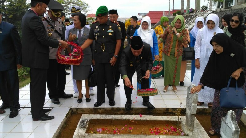 HUT Ke-299 Kota Bengkulu,  Penjabat Walikota Ziarah Ke Makam Mantan Walikota