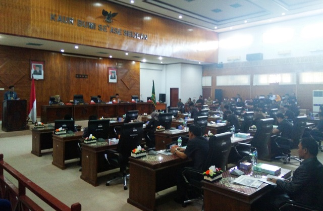 LKPJ Bupati, 6 Dewan Mangkir