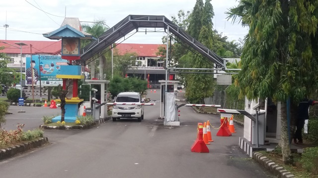 Pemkot Diminta Turunkan  Pajak Parkir Bandara