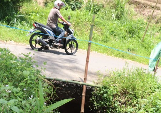 Jalan Kabupaten Nyaris Putus