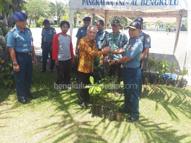 Tanam Ribuan Bibit Mangrove , Bantuan dari Danlanal