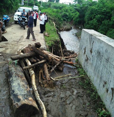 Jalan Kabupaten Nyaris Putus