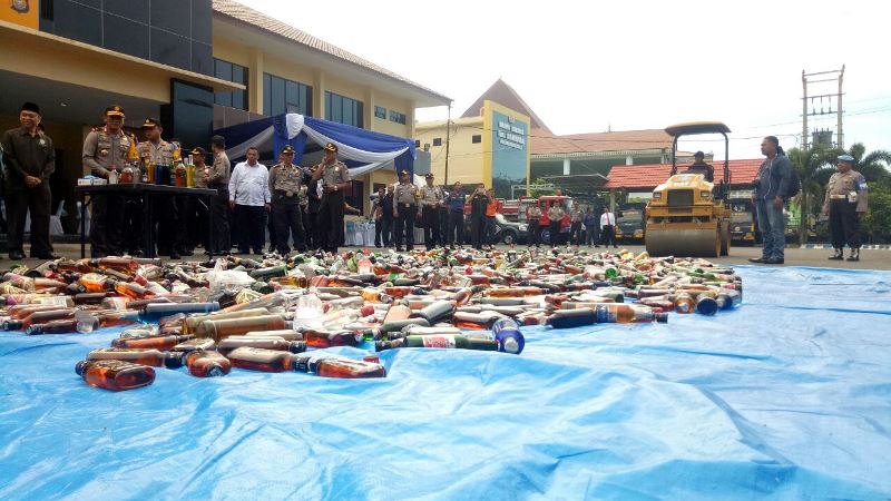 Jelang Ramadhan, Polda Bengkulu Musnahkan Ribuan Botol Miras