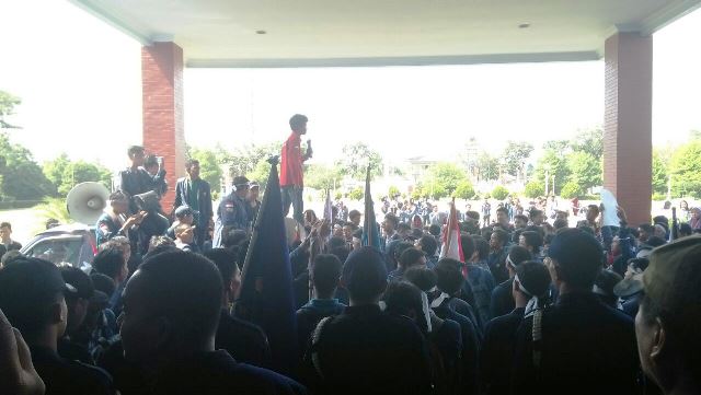 Gerah Dengan Kebijakan Kampus, Mahasiswa Unib Padati Pintu Masuk Rektorat