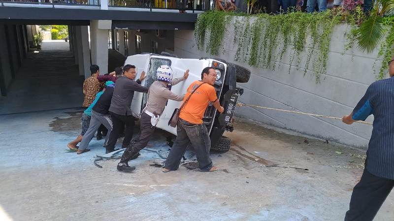 Mobil Terjun Dari Hotel