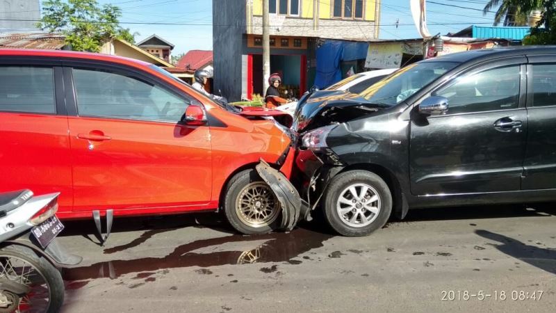 Tiga Kendaraan Kecelakaan Beruntun