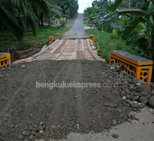 Pemilik Tronton Bangun Jembatan Wonoharjo