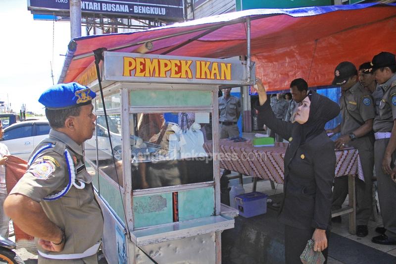 Pemilik Rumah Makan Ditegur