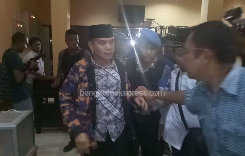 Terjaring OTT KPK, Ini Pernyataan Bupati Bengkulu Selatan Dirwan Mahmud Saat Tiba di Mapolda Bengkulu