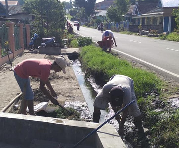 Gotong Royong  Atasi Banjir