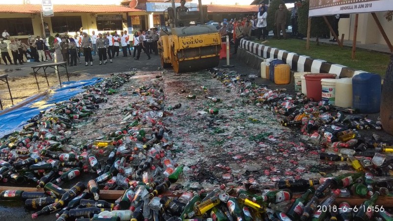 Polda Bengkulu Musnahkan Ribuan Botol Miras dan Petasan