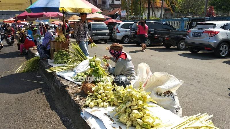 H-2 Idul Fitri, Pedagang Ketupat ‘Banjiri’ Trotoar Pasar Minggu Bengkulu