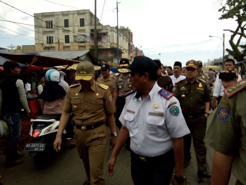 Jelang Lebaran, Plt Gubernur Bengkulu Tinjau Pasar Panorama