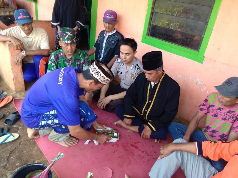 Warga Batu Belarik Cuci Kampung