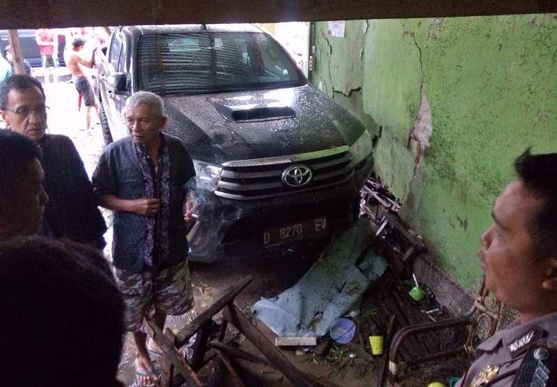 Dihantam Mobil Saat Duduk di Teras Rumah, Warga Kabupaten Seluma Tewas