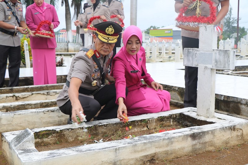 Kapolda Tabur Bunga di TMP