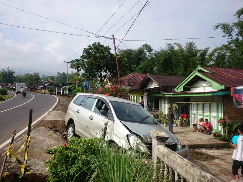 Innova Hantam  Pagar 2 Rumah