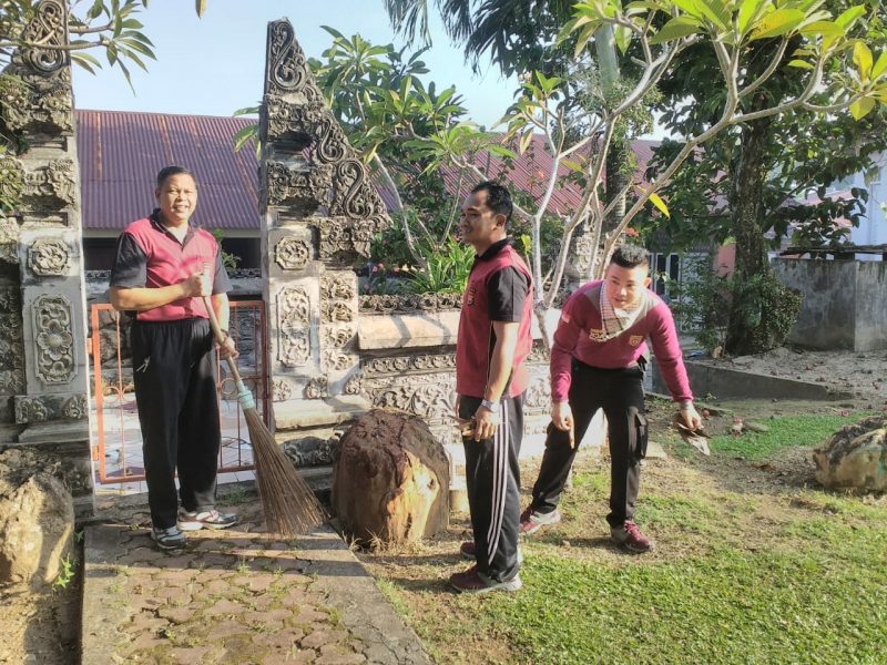 Anggota Polda Bengkulu Bersihkan Tempat Ibadah