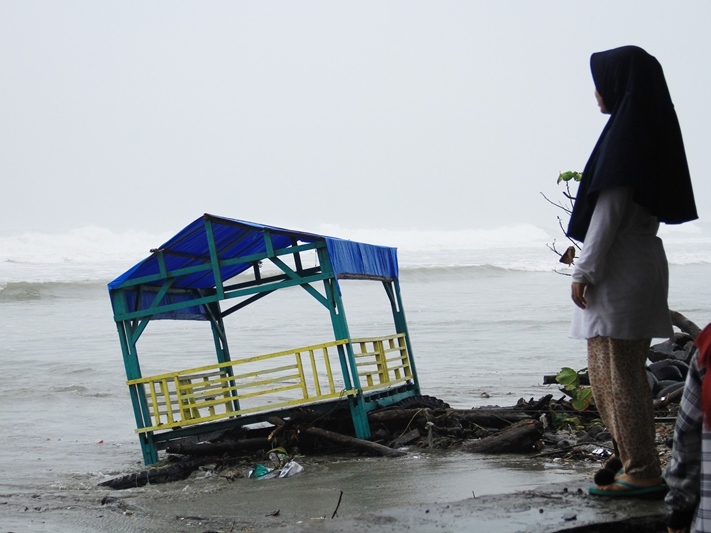 Warga Pesisir Pantai Was-was Antisipasi Gelombang Tinggi