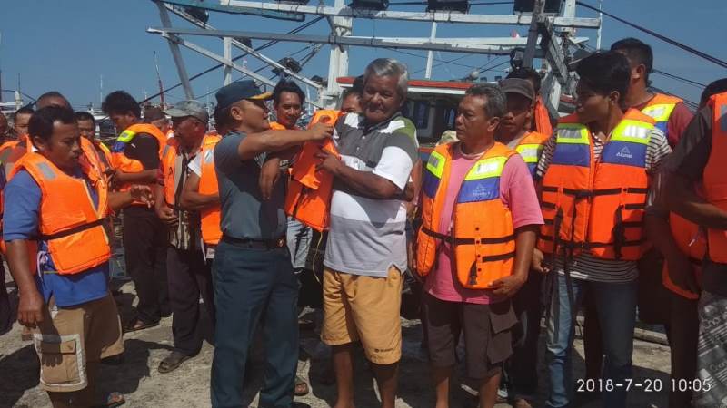 Sosialisasi Nelayan, Lanal Bengkulu Bagikan 200 Pelampung