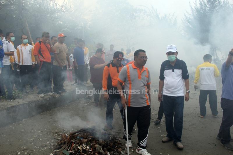 Bangun Kebersamaan, Pemprov dan Pemkot Bengkulu Bersihkan Pantai Berkas