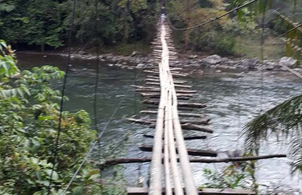 Jembatan Gantung Berlantai Bambu