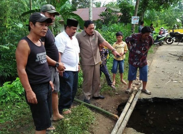 Libatkan Perusahaan Perbaiki Jalan