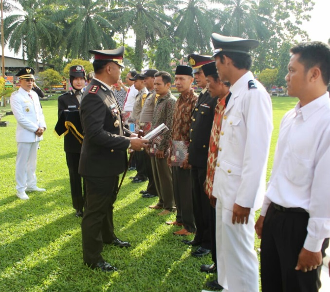 Bantu Polisi, Terima Penghargaan HUT Bhayangkara Ke-72