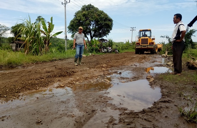 Timbun Tujuh Titik Jalan Rusak