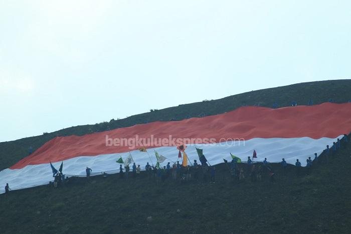 Bendera Raksasa di Bukit Kaba