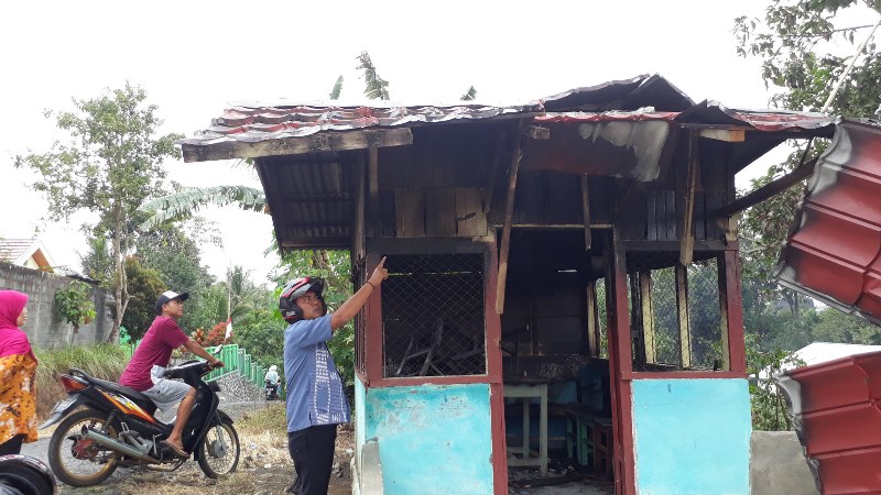 Pos Kamling Diduga Dibakar