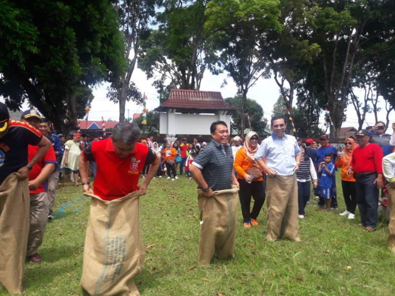 Bupati Hijazi Ikut Lomba Balap Karung