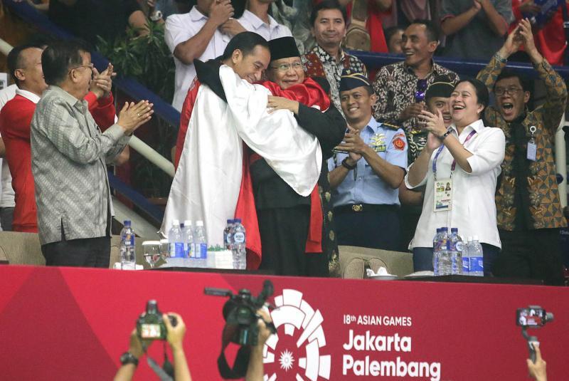 Atlet Pencak Silat Peluk Jokowi-Prabowo